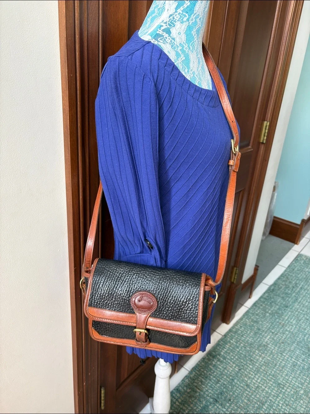 Dooney & Bourke All weather Leather Crossbody bag thick leather black/brown EUC